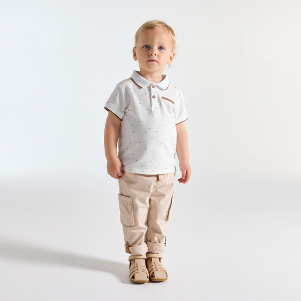 تيشيرت بولو من القطن، باللون الأبيض ومُزخرف، للفتيان الصغار